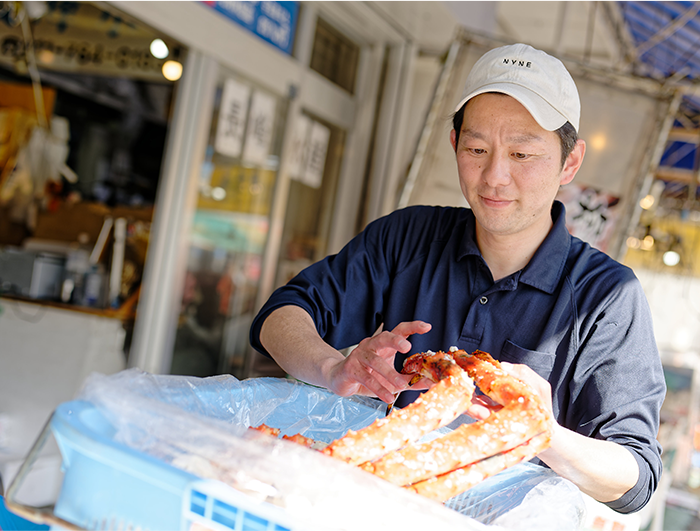 海産物を仕入れる田中代表